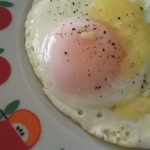 チーズとブラックペッパーの目玉焼き